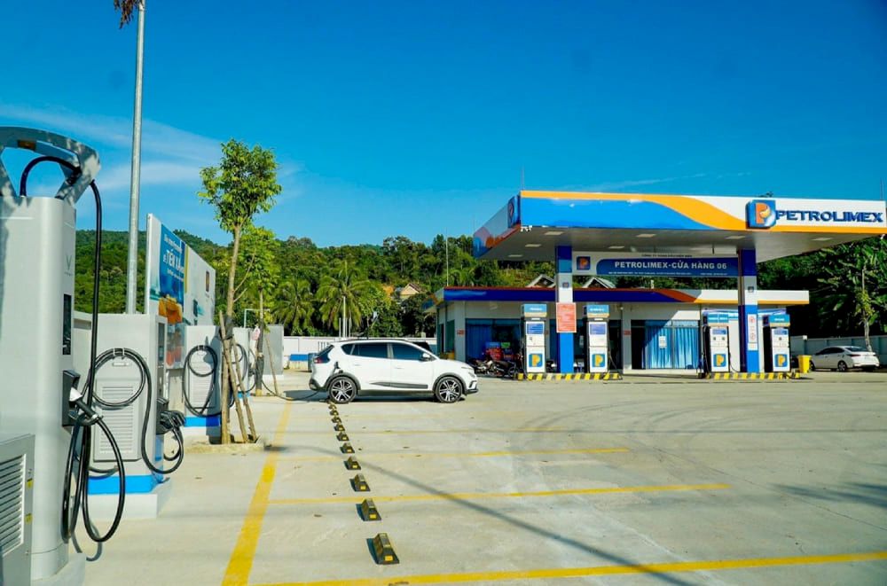 So Sánh Chi Phí Sử Dụng Xe Điện VinFast và Xe Xăng: Vì Sao Ngày Càng Nhiều Người Chọn VinFast?