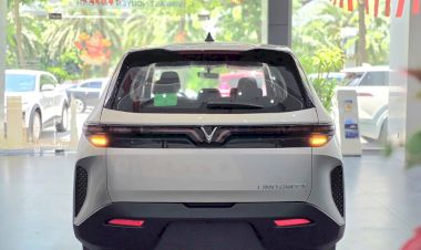 Hỉnh Ảnh Phần Đuôi Xe Limo Green